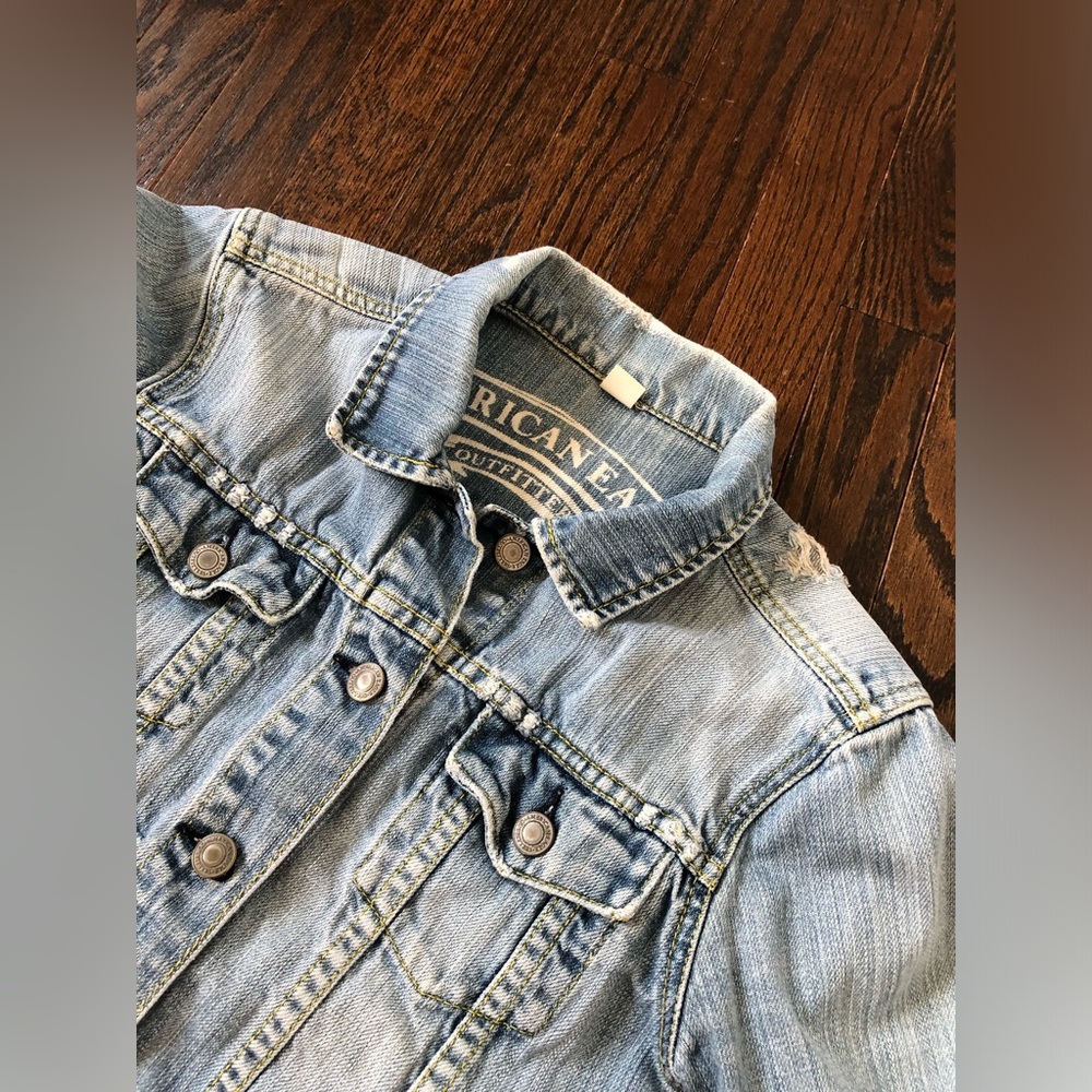 American Eagle Women’s M Blue/Gray Distressed Short Cotton Jean Jacket - EUC! - Picture 8 of 12